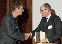Herbert van de Sompel receives the prize from Richard Ovenden, chair of the DPC. Photo courtesy of William Kilbride.