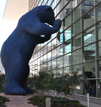 he Big Blue Bear Peers into the Colorado Convention Center during the AALL Annual Meeting.